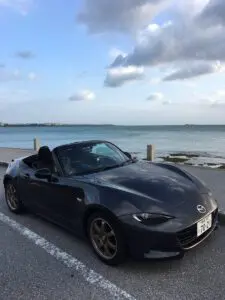 黒のユーノスロードスター 沖縄でドライブ