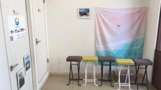 沖縄でオープンカーを借りた時のレンタカーショップの待合室
