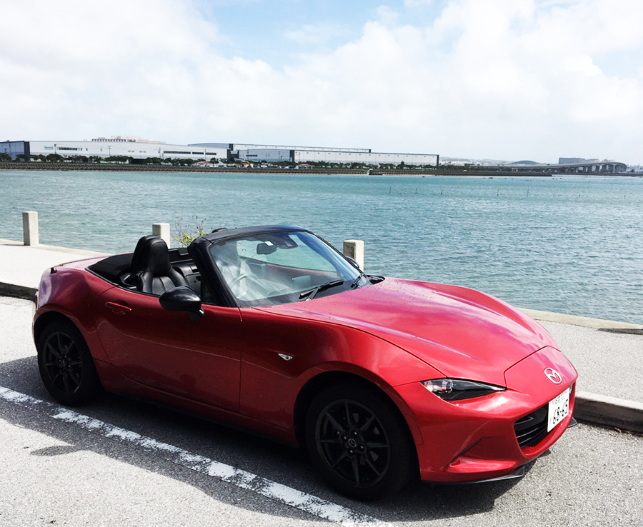 沖縄でオープンカーをレンタル 海とマツダロードスターNDの赤 安い、格安