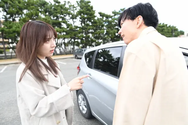 レンタカーでもめる男女