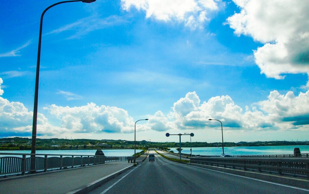 沖縄のレンタカーで海中道路を格安ドライブ