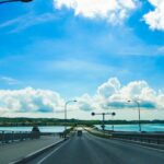 沖縄のレンタカーで海中道路をドライブ